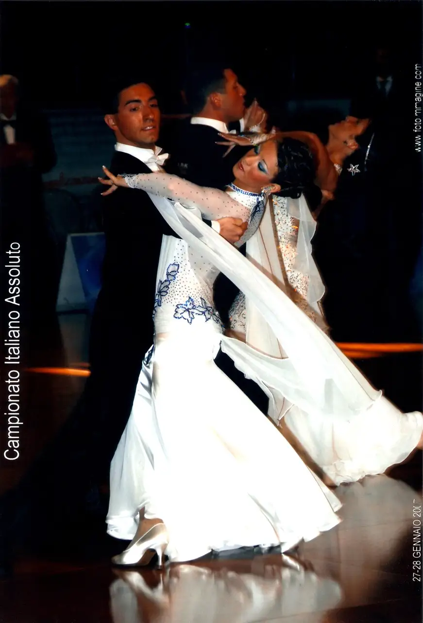 Un momento di gara di danza sportiva con abito bianco