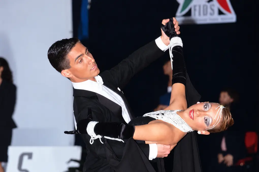 Francesco e Simona durante una gara di danza sportiva
