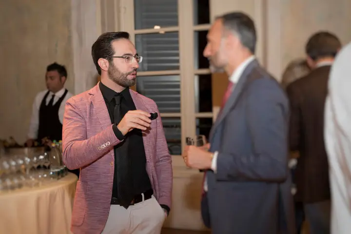 Francesco durante un confronto a un evento professionale
