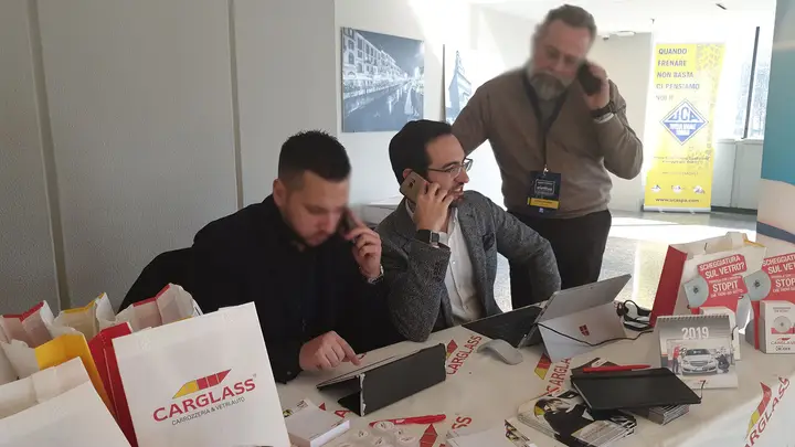 Francesco al lavoro con i colleghi presso uno stand Carglass