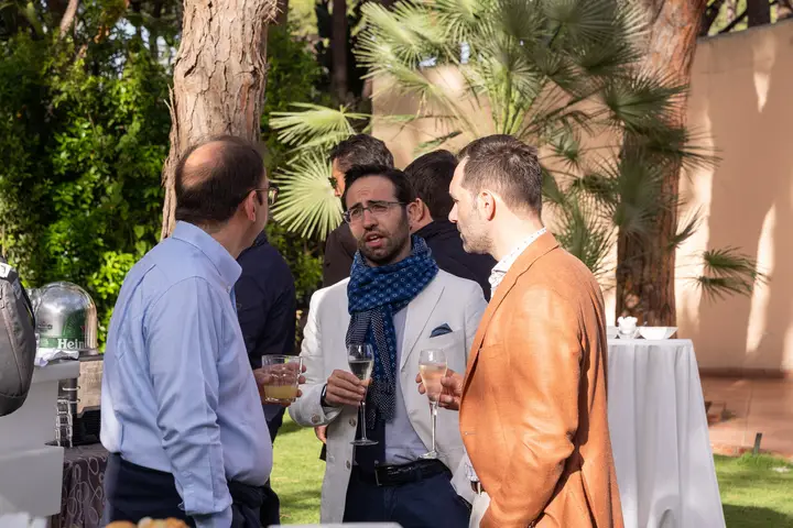 Francesco conversa con altri partecipanti a un incontro di lavoro