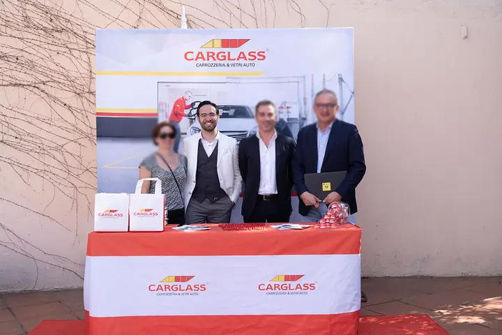 Francesco insieme ai colleghi presso uno stand Carglass all’aperto