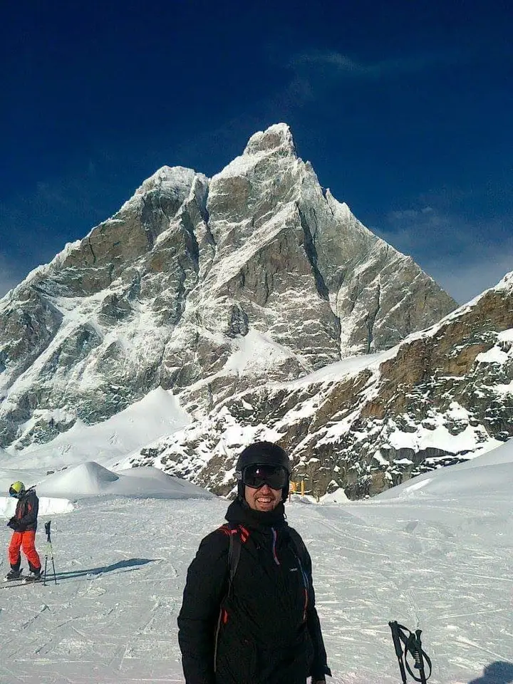 Francesco sulla neve con il Cervino sullo sfondo