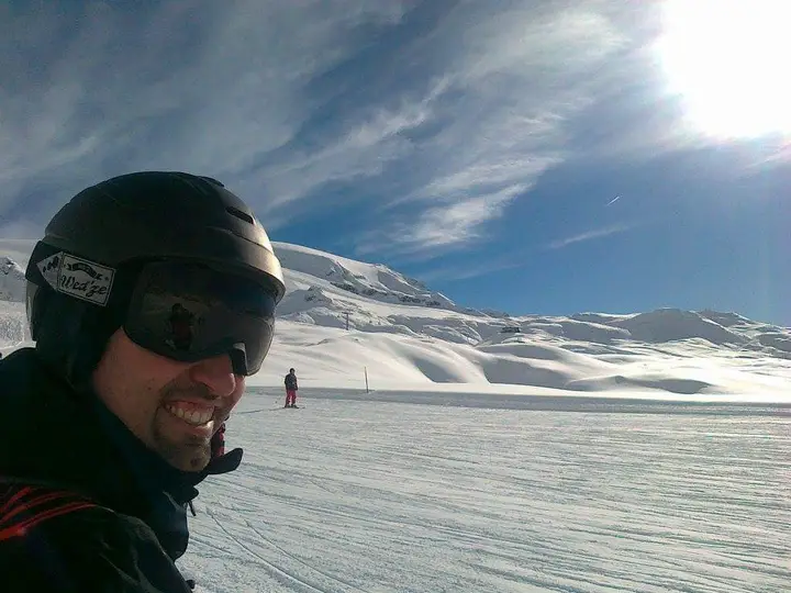 Francesco con casco e maschera sulle piste da sci